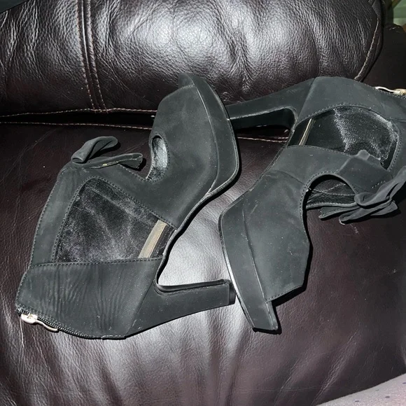 Elegant Black High Heels with Bow Accent - Picture 5 of 6